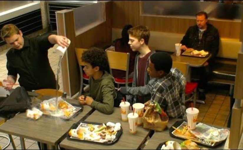 A boy is bullied at Burger King. He doesn’t know what the next person will do ➤ Buzzday.info