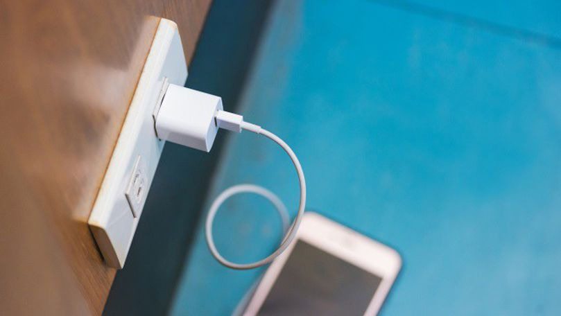 Ce se întâmplă dacă lăsați încărcătorul conectat, dar nu conectat la telefon? Care sunt pericolele?