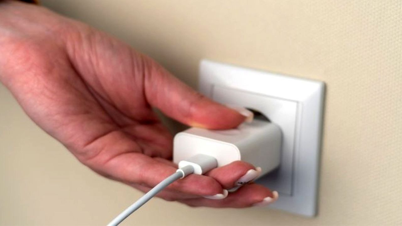 Ce se întâmplă dacă lăsați încărcătorul conectat, dar nu conectat la telefon? Care sunt pericolele?