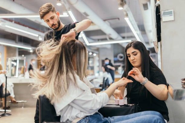 Un coiffeur coupe les cheveux d’une adolescente et découvre ceci à l’intérieur