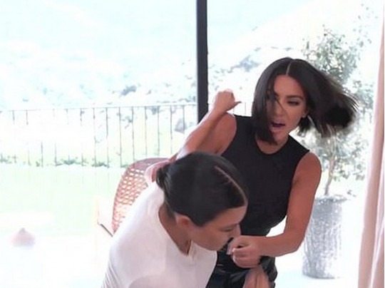 I fan del programma televisivo “Le Kardashian” pensano che lo speciale sul matrimonio di Kourtney Kardashian dimostri che lei e Kim Kardashian stiano ancora litigando