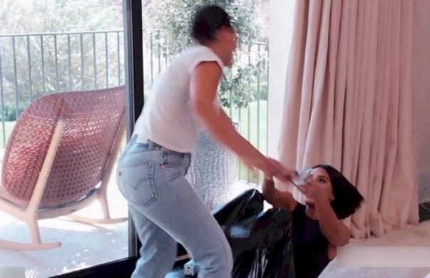 I fan del programma televisivo “Le Kardashian” pensano che lo speciale sul matrimonio di Kourtney Kardashian dimostri che lei e Kim Kardashian stiano ancora litigando ➤ Buzzday.info