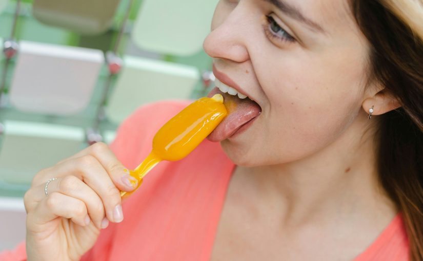 With teeth or tongue: what ice cream says about a woman ➤ Buzzday.info