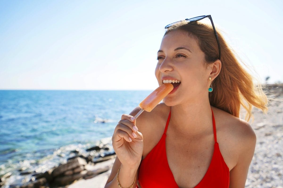 With teeth or tongue: what ice cream says about a woman