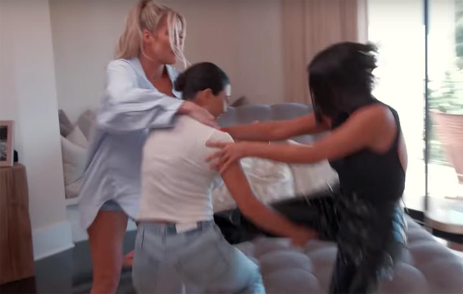 Fans of the TV show “The Kardashians” think that Kourtney Kardashian’s wedding special proves that she and Kim Kardashian are still arguing ➤ Buzzday.info