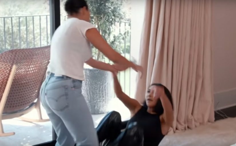 Les fans de l’émission « Les Kardashian » pensent que l’émission spéciale sur le mariage de Kourtney Kardashian prouve qu’elle et Kim Kardashian se disputent toujours ➤ Buzzday.info