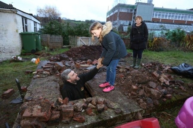 La propriétaire découvre des bunkers dans son jardin : elle comprend alors pourquoi