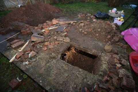 La propriétaire découvre des bunkers dans son jardin : elle comprend alors pourquoi