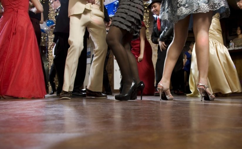 Une fille expulsée du bal de promo à cause de sa tenue : zoomez et découvrez pourquoi ➤ Buzzday.info