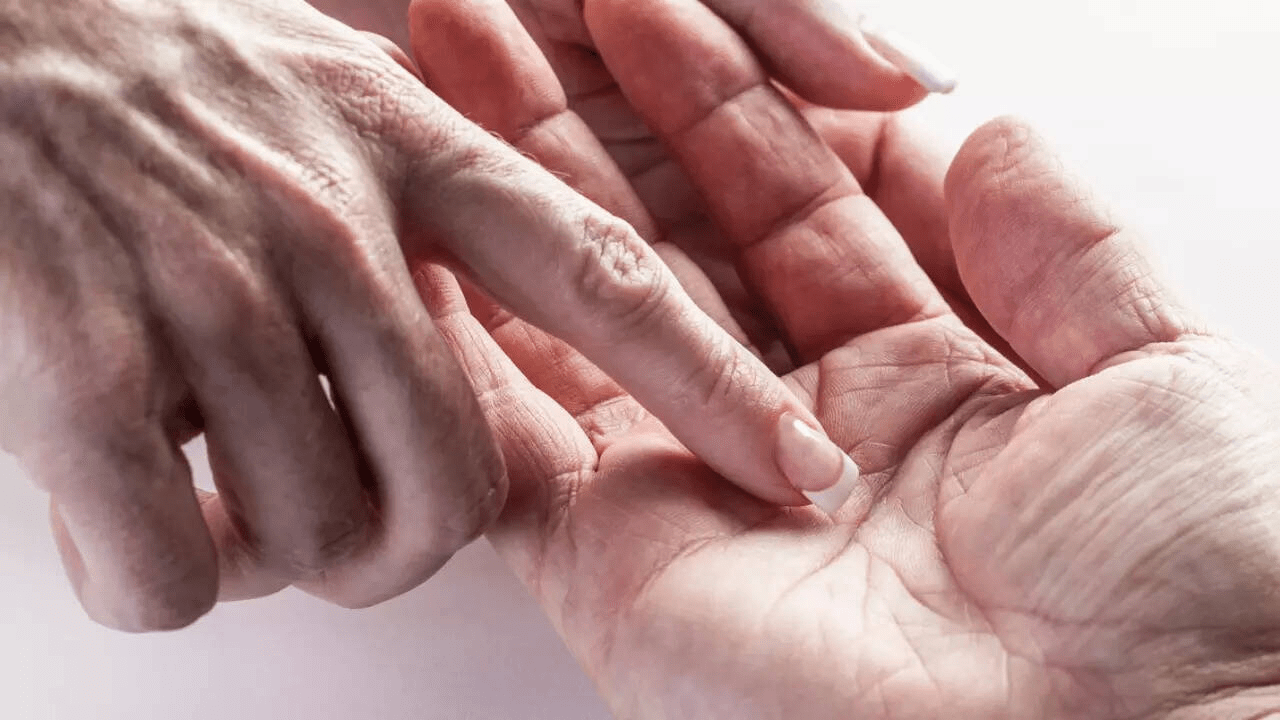 A palm reader claims that they can determine whether you will be rich or poor by examining just your thumb