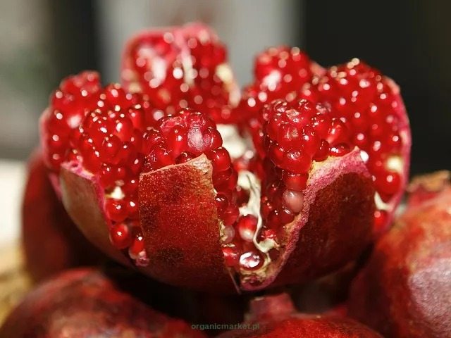Can you eat pomegranate seeds: the answer will surprise you!