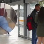 Kobieta próbowała wsiąść do autobusu bez płacenia, ale nie mogła wysiąść, ponieważ jej bilet został już opłacony ➤ Buzzday.info