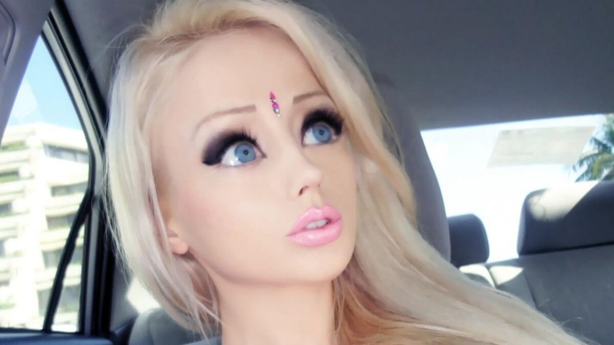 Barbie umana si toglie il trucco; i dottori non hanno parole