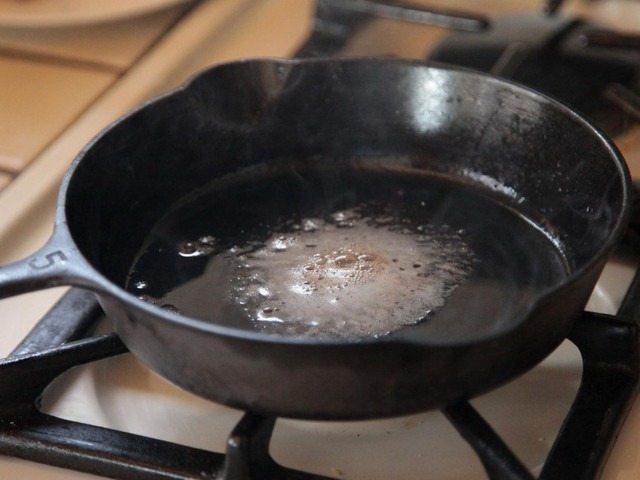 Comment nettoyer une poêle des dépôts de carbone et de graisse sans effort ?