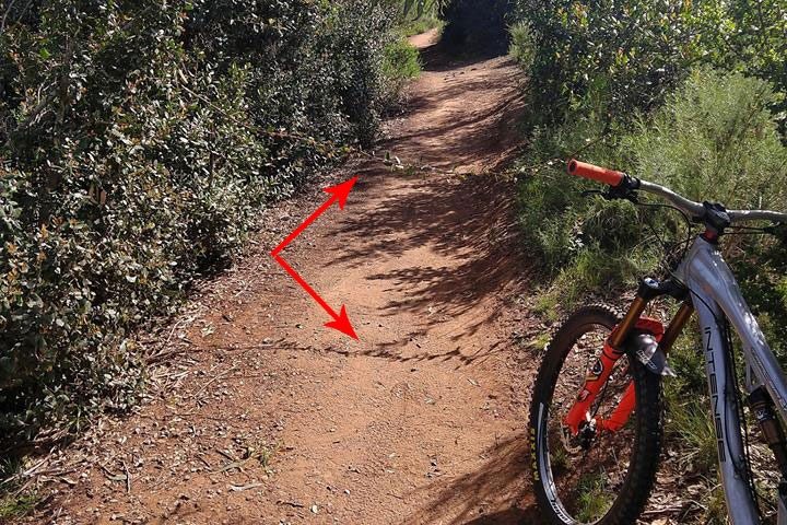 Un retraité du Sindh en avait assez des cyclistes qui traversaient son jardin ; il a donc conçu le piège parfait