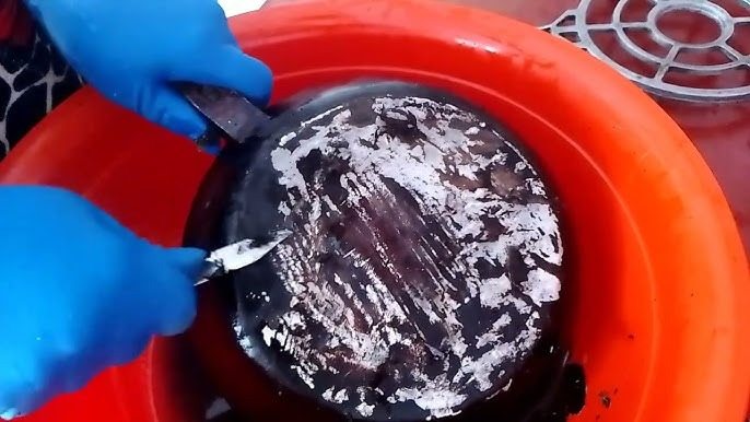 Comment nettoyer une poêle des dépôts de carbone et de graisse sans effort ?