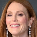 Julianne Moore sans maquillage : l’actrice de 64 ans dévoile sa beauté naturelle pendant ses vacances ➤ Buzzday.info