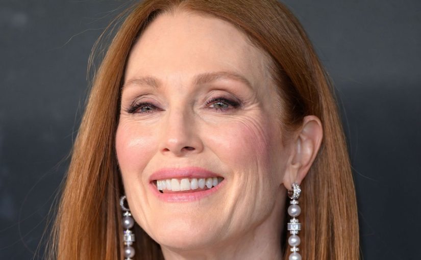 Julianne Moore sans maquillage : l’actrice de 64 ans dévoile sa beauté naturelle pendant ses vacances ➤ Buzzday.info
