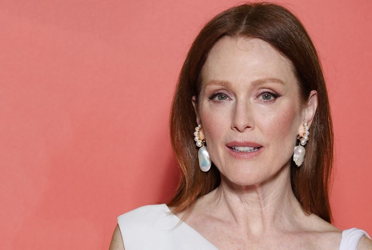 Julianne Moore sans maquillage : l’actrice de 64 ans dévoile sa beauté naturelle pendant ses vacances