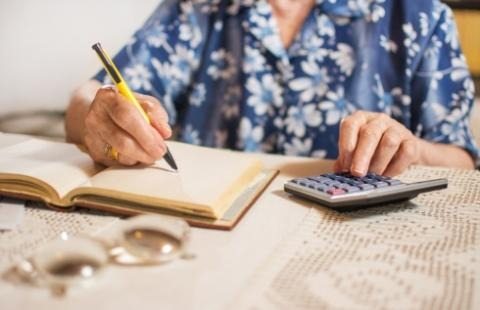 Przewiduje się, że emeryci doświadczą znacznej korekty finansowej w 2026 r. Rząd nie ogłosił tej decyzji