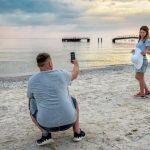 Nieświadomy mąż fotografuje żonę, nieświadomy ukrytej niespodzianki, jaką kryje woda ➤ Buzzday.info