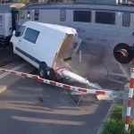 The driver cheats death when the van is hit by a train ➤ Buzzday.info