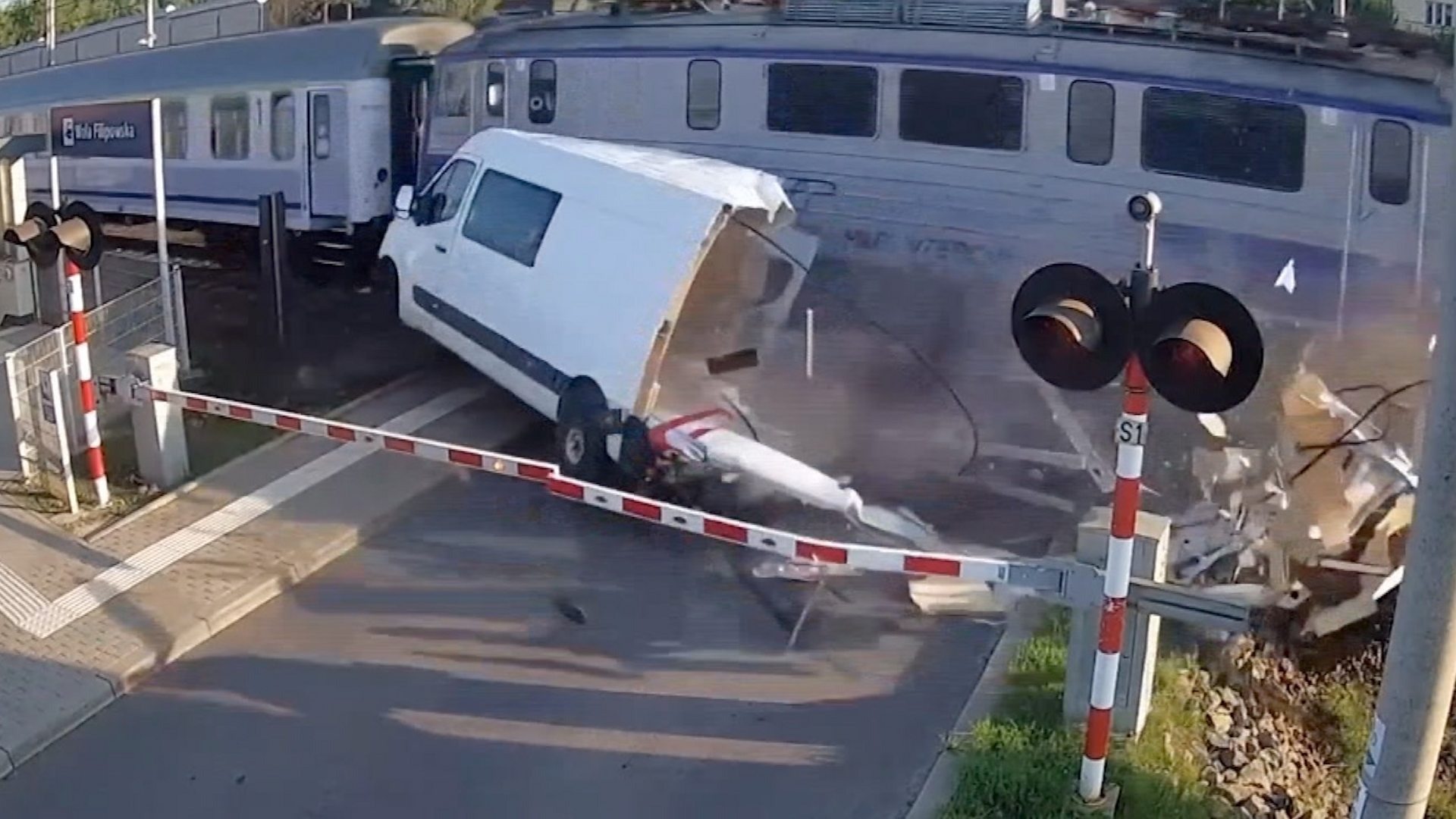 The driver cheats death when the van is hit by a train ➤ Buzzday.info