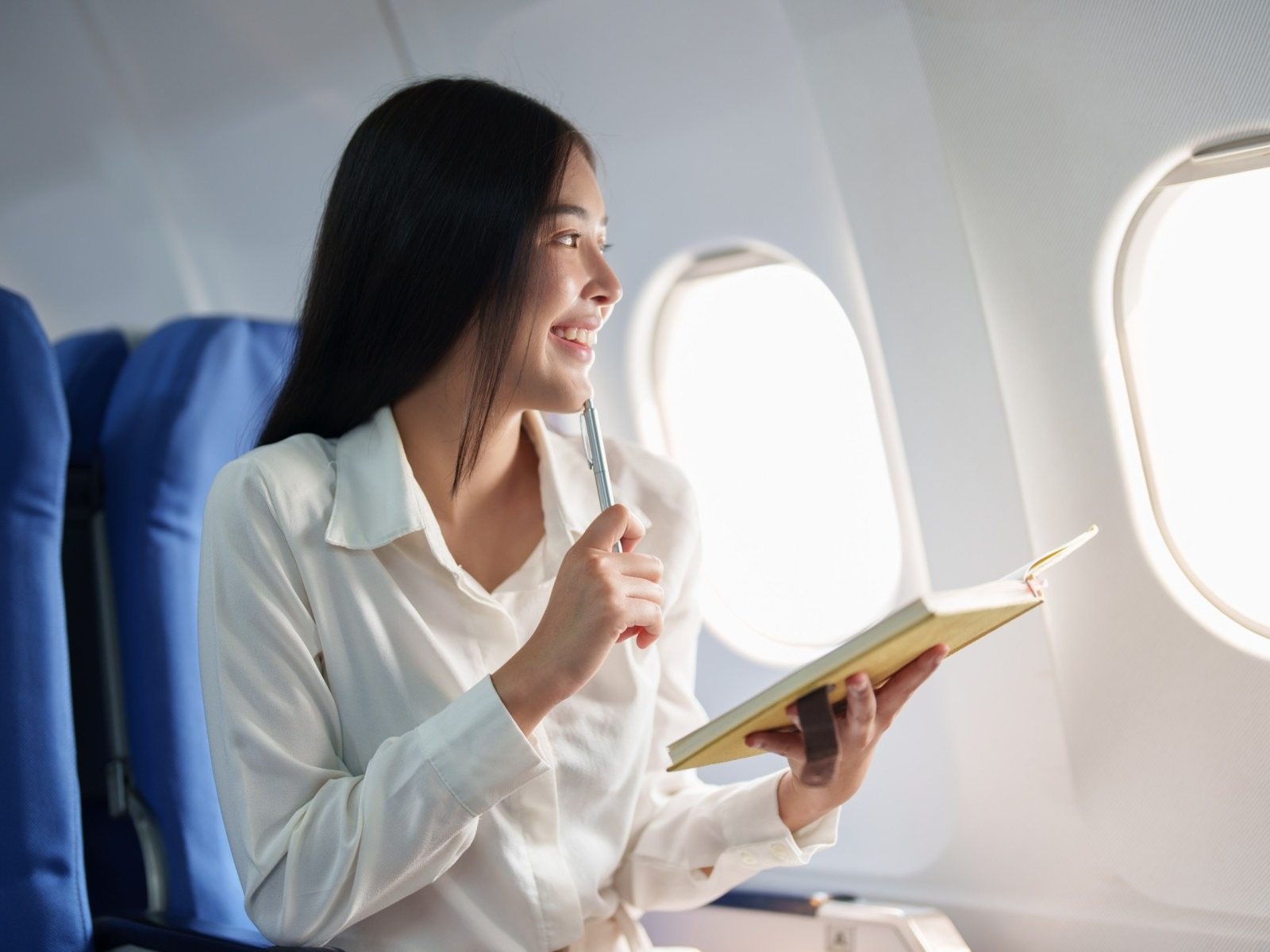 Young Woman Seeks Attention in Weird Way on Airplane – Watch How Flight Attendant Responds