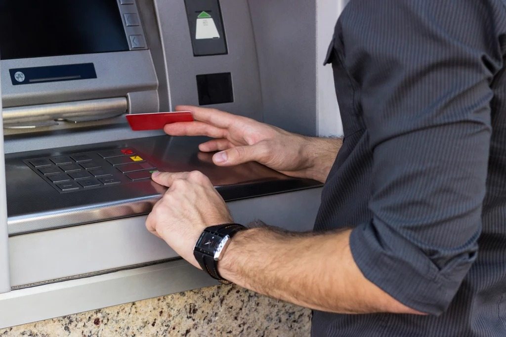 Limity wypłat z bankomatów: Co Polacy powinni wiedzieć