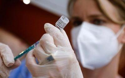 Coraz więcej osób jest szczepionych przeciwko wirusowi wywołującemu chorobę znaną jako „koronawirus”. Lekarze mówią, kto nie powinien ich przyjmować ➤ Buzzday.info