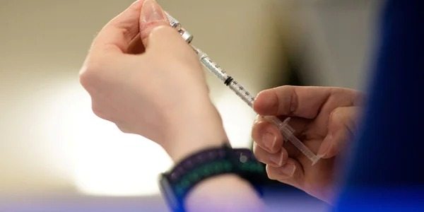 Tot mai mulți oameni sunt vaccinați împotriva virusului care provoacă boala cunoscută sub numele de „coronavirus”. Medicii spun cine nu ar trebui să le primească