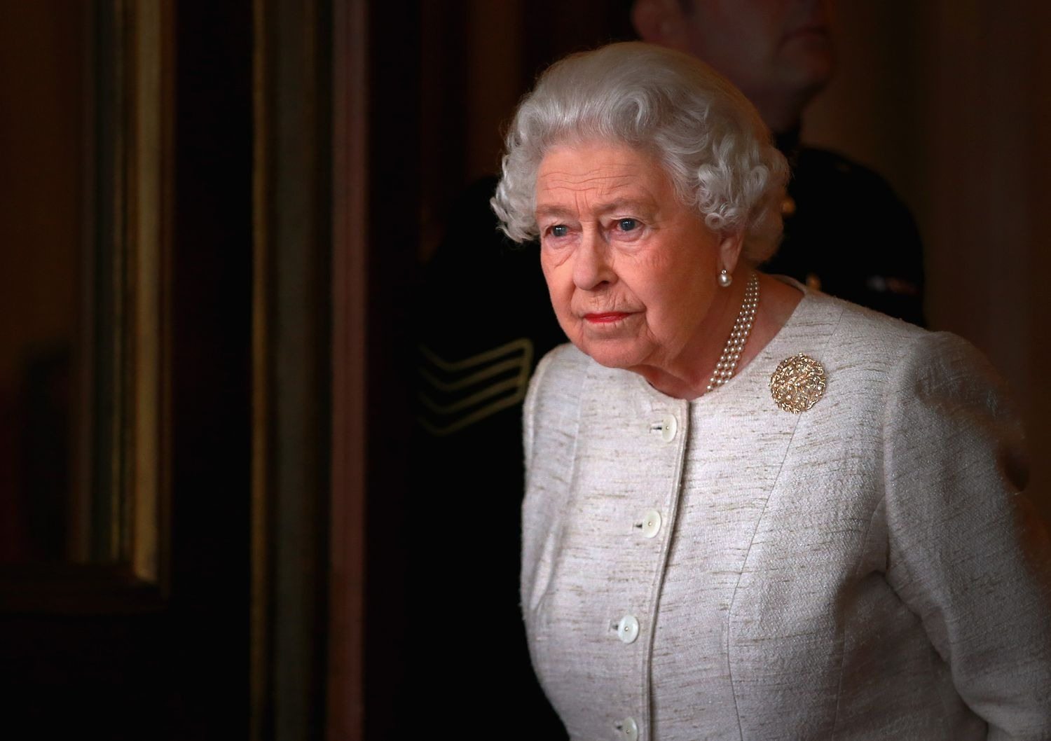 When Elizabeth II found out she had cancer, she decided to accept her fate. She only needed a year to see it