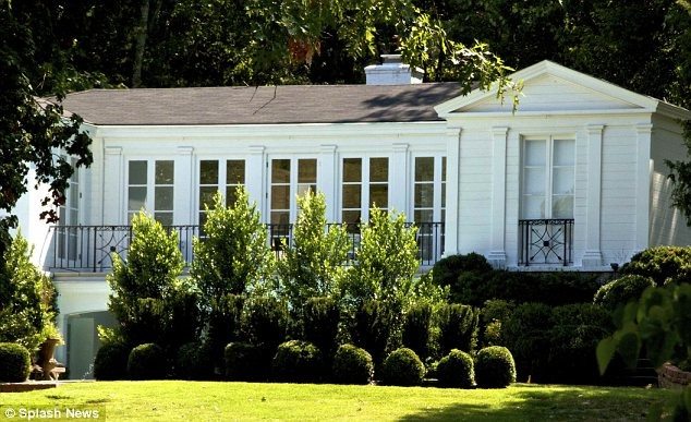 Taylor Swift Gifted Her Mom A House, And It’s Beyond Breathtaking