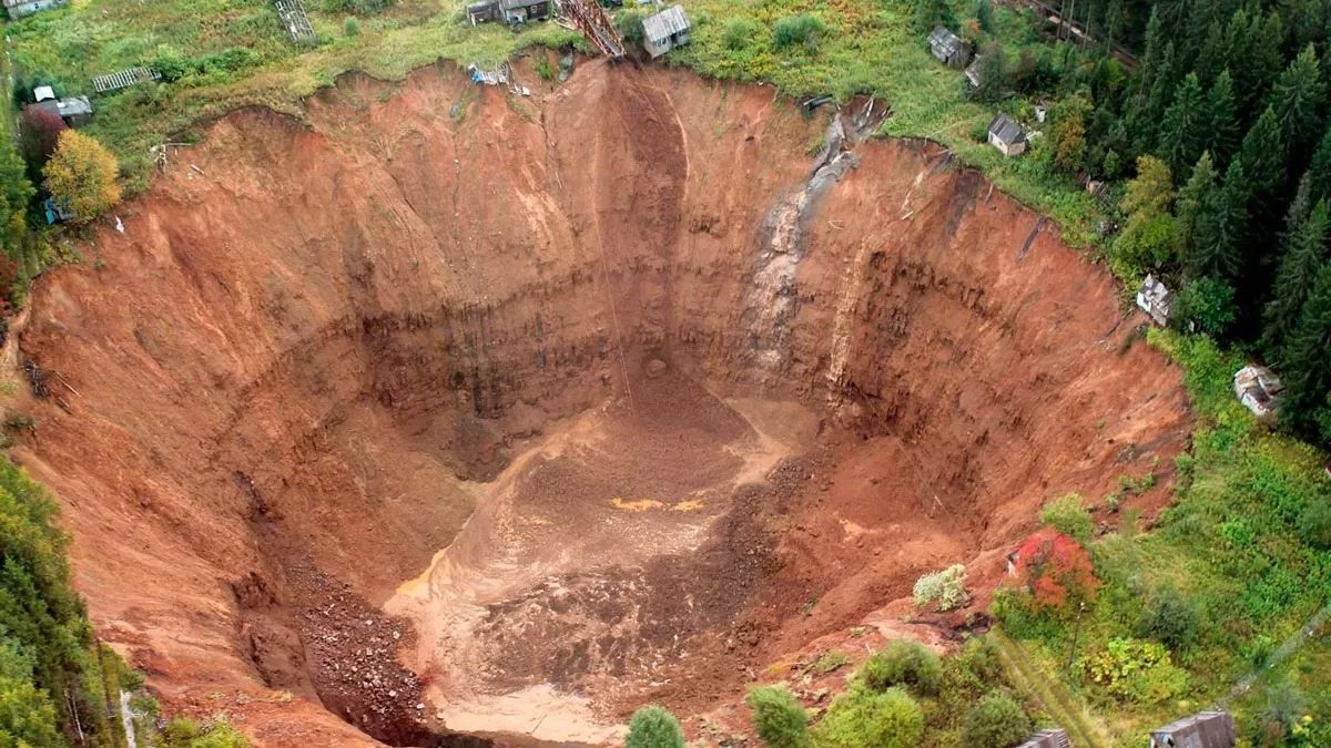 Un crater enorm înghite pământul. În partea de jos, poliția găsește ceva șocant