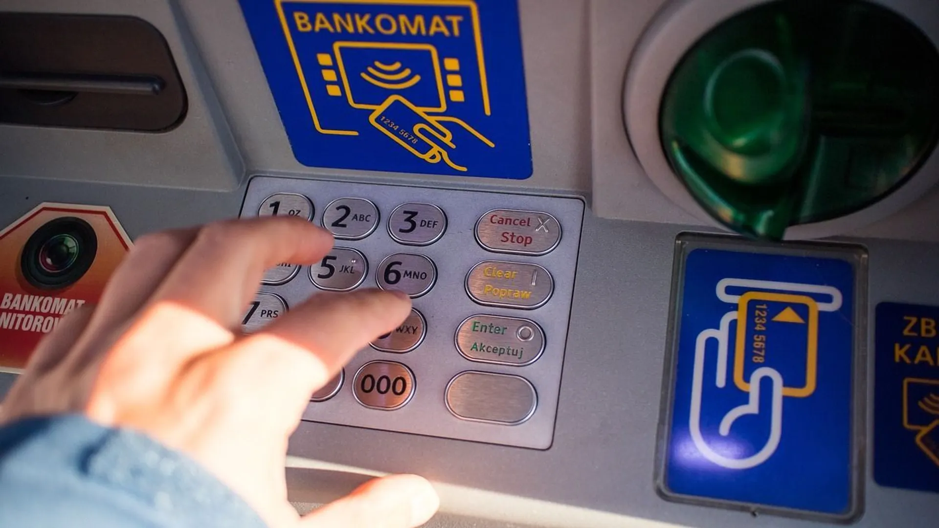 Limity wypłat z bankomatów: Co Polacy powinni wiedzieć