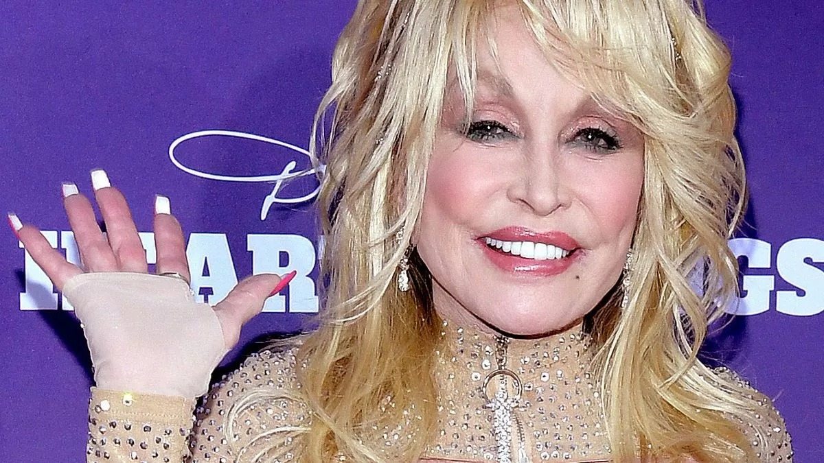 We’ve never seen Dolly Parton’s hand, and for good reason