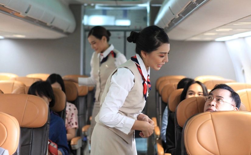 비행 중 만난 승객의 얼굴을 본 순간, 승무원은 숨이 멎었습니다 — 그 사람은 바로 그녀의 남편이었습니다. ➤ Buzzday.info