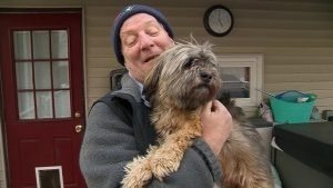 코요테가 집 앞마당에서 강아지를 덮쳤다 – 그 후에 벌어진 놀라운 장면