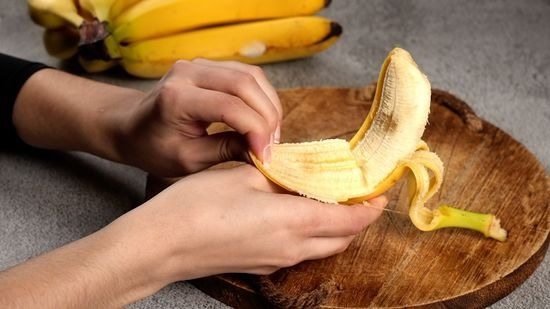 A woman puts a banana peel on her arm. You won’t believe what happened next!