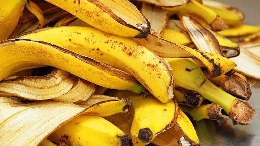 Una donna si mette una buccia di banana sul braccio. Non crederai a quello che è successo dopo!