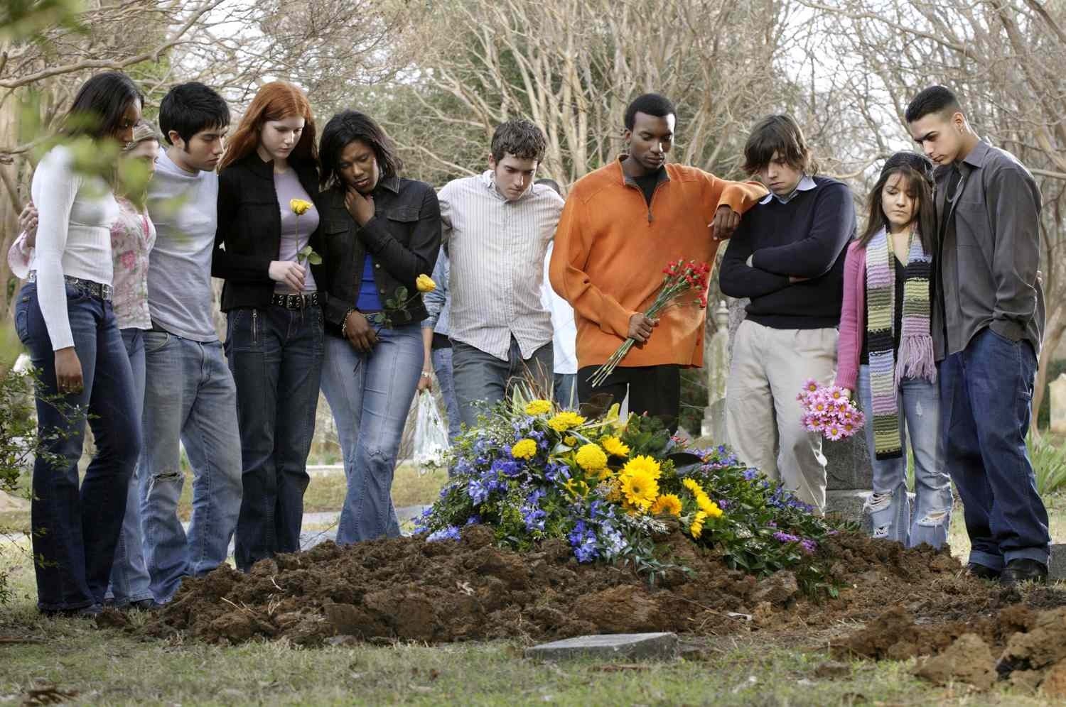 Mia nuora sorrise durante il funerale. Pochi minuti dopo, ne rivelarono il motivo