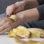 Una donna si mette una buccia di banana sul braccio. Non crederai a quello che è successo dopo! ➤ Buzzday.info Una donna si mette una buccia di banana sul braccio. Non crederai a quello che è successo dopo! ➤ Buzzday.info