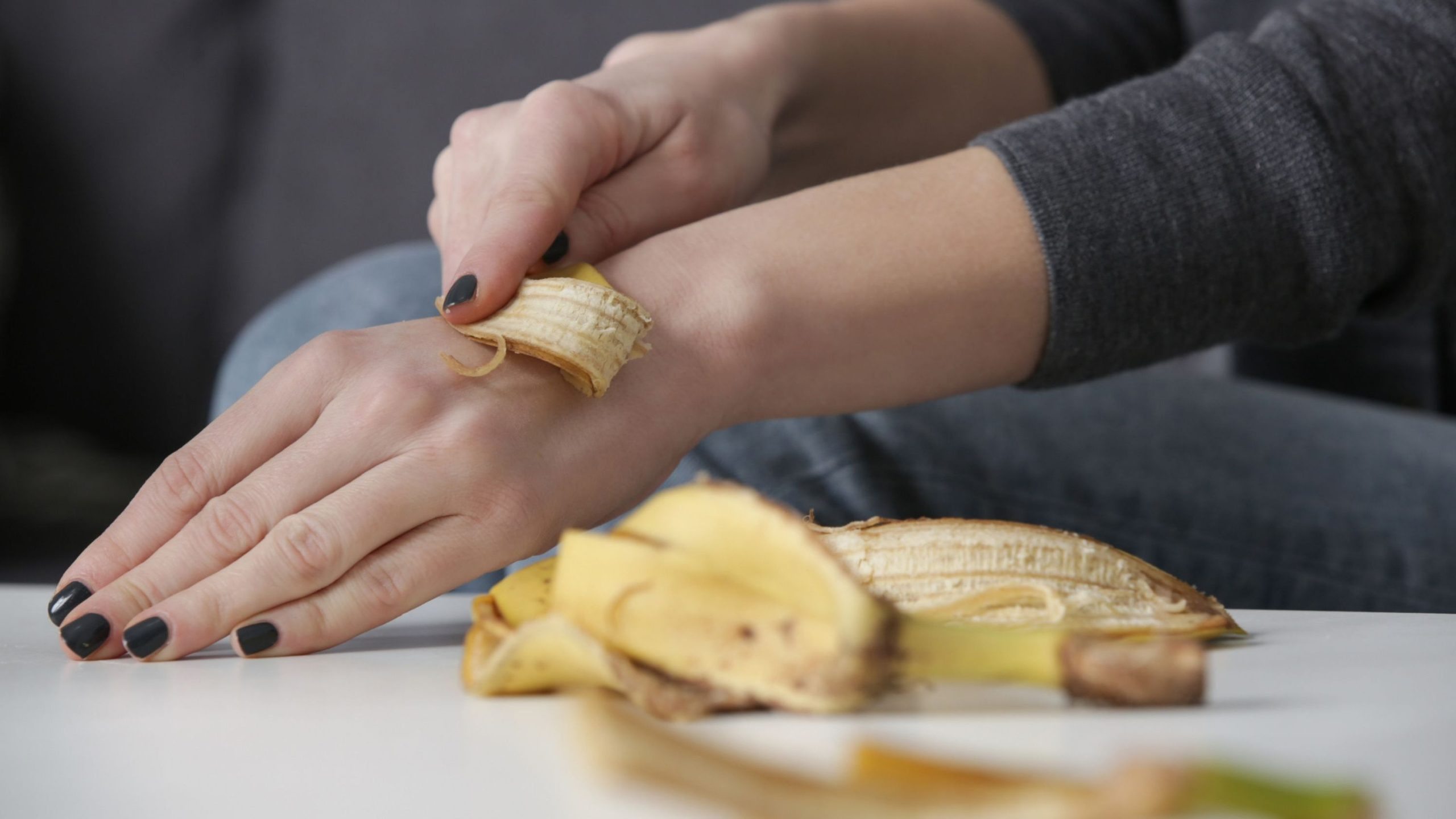 Una donna si mette una buccia di banana sul braccio. Non crederai a quello che è successo dopo! ➤ Buzzday.info Una donna si mette una buccia di banana sul braccio. Non crederai a quello che è successo dopo! ➤ Buzzday.info