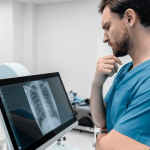 Un homme se rend à un examen de routine. Le médecin examine la radiographie et dit : « Je suis désolé. » ➤ Buzzday.info