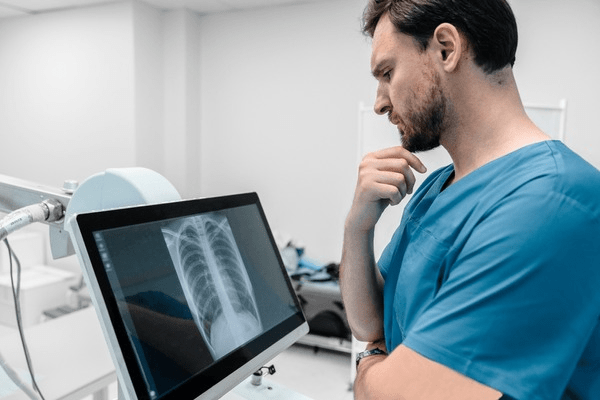 Un homme se rend à un examen de routine. Le médecin examine la radiographie et dit : « Je suis désolé. » ➤ Buzzday.info Un homme se rend à un examen de routine. Le médecin examine la radiographie et dit : « Je suis désolé. » ➤ Buzzday.info