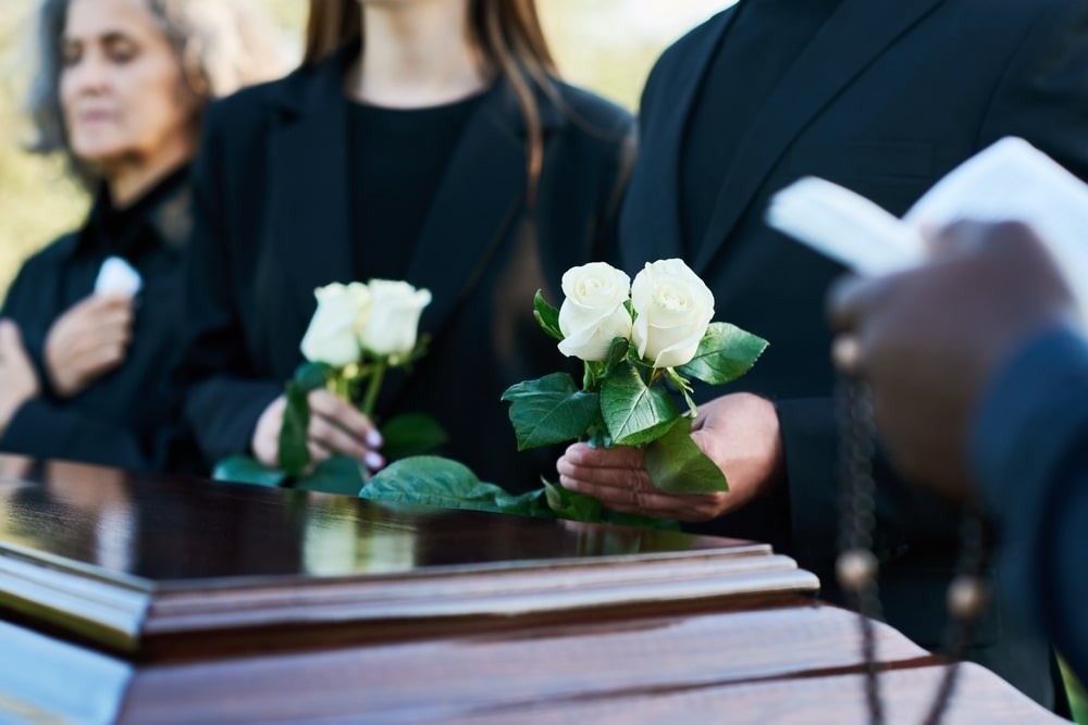 Mia nuora sorrise durante il funerale. Pochi minuti dopo, ne rivelarono il motivo