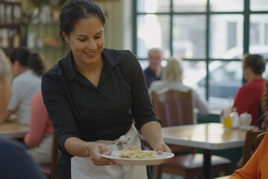 Chelneriță îl servește pe seniorul morocănos ani de zile. Când acesta dispare, primește un apel șocant