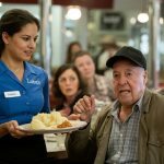 Chelneriță îl servește pe seniorul morocănos ani de zile. Când acesta dispare, primește un apel șocant ➤ Buzzday.info