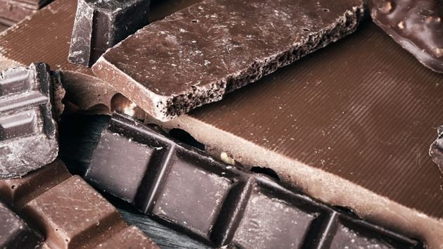 Peliculă albă pe ciocolată — ce este și este sigură de consumat?