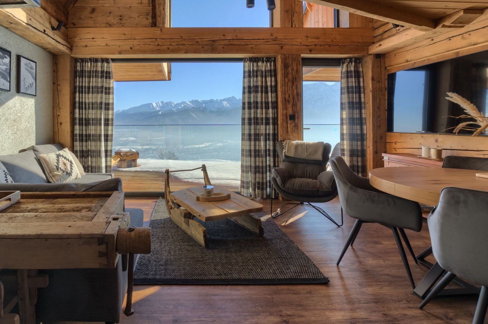 Alpiniștii găsesc o casă în Mountain Side. Apoi aruncă o privire înăuntru!